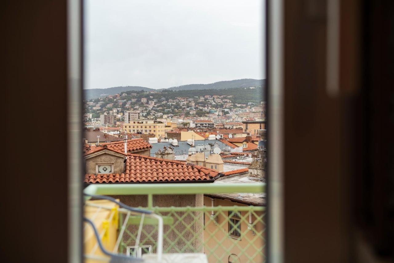 San Giusto Elegante Bilocale Con Balcone E Vista Lejlighed Trieste Eksteriør billede